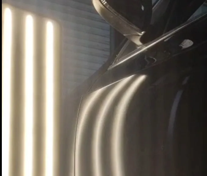 Pannello laterale con ammaccatura visibile nelle linee della strip light